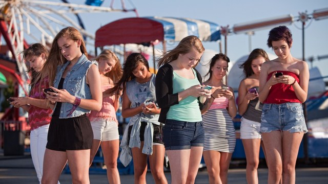 teens-cellphones